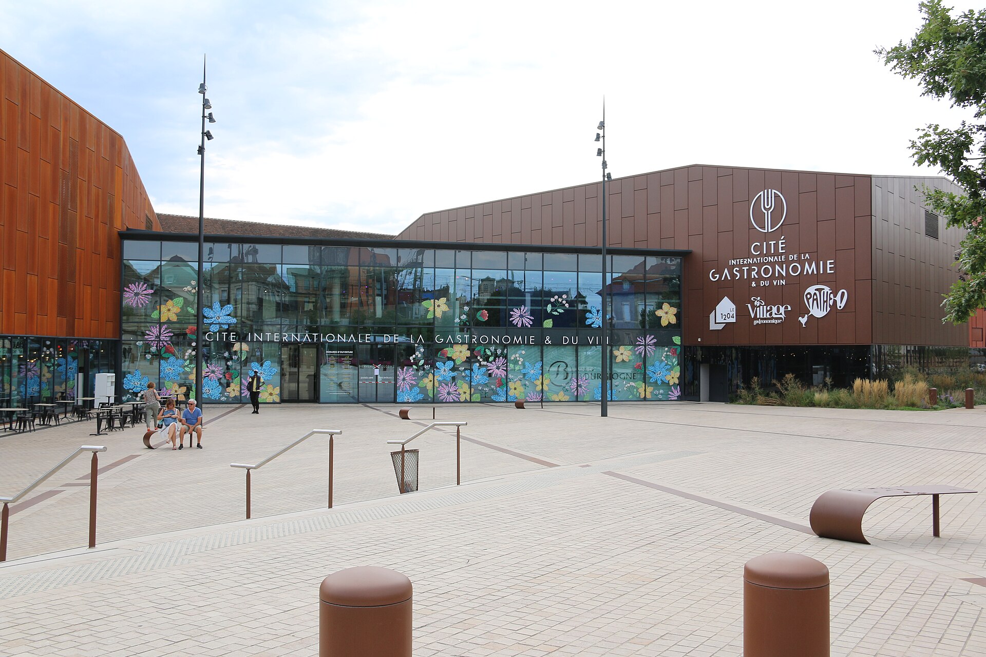 La Cité Internationale de la Gastronomie et du Vin à Dijon, vue extérieure depuis le parvis