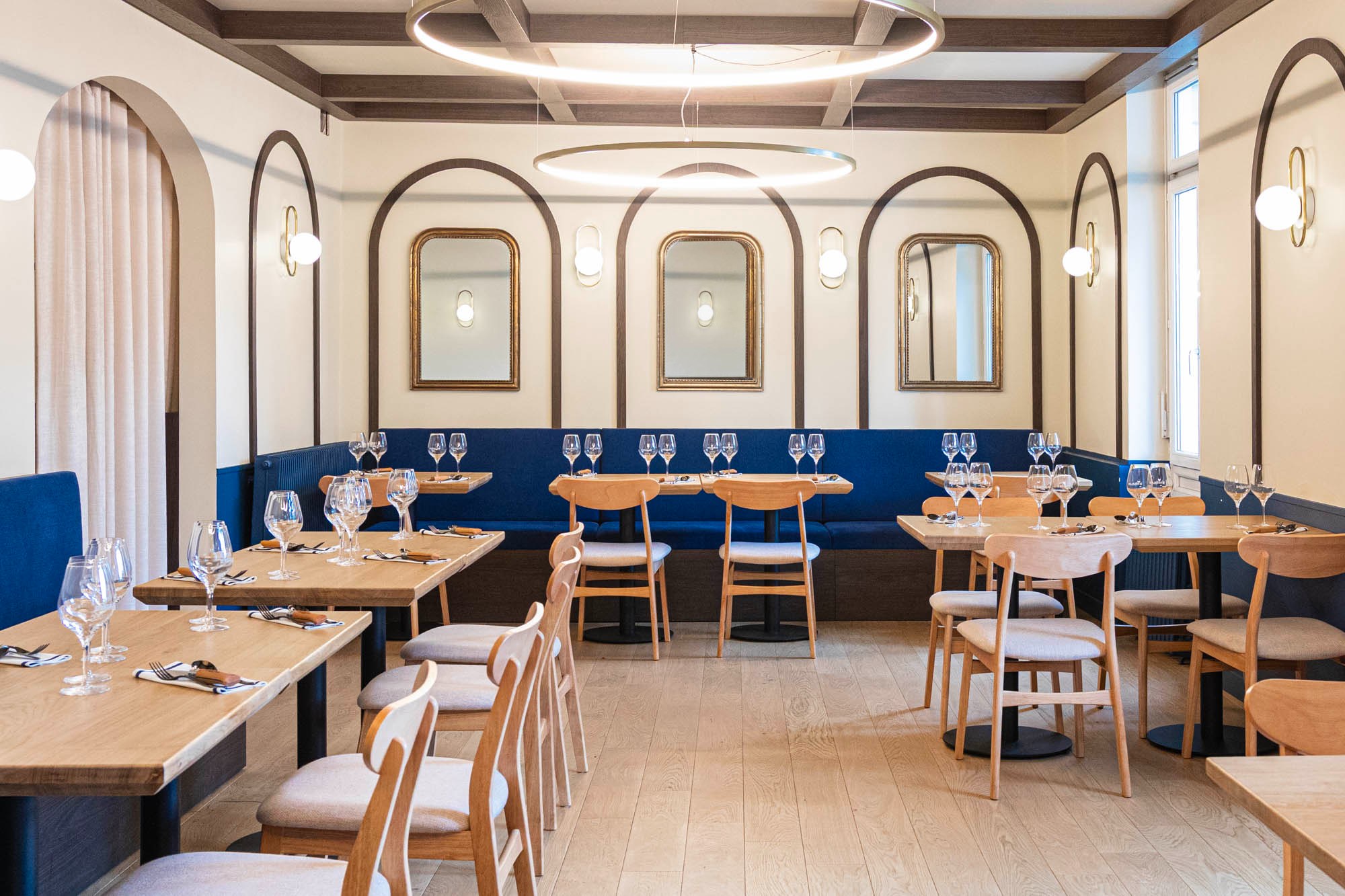 Salle du restaurant La Régalade Salle du restaurant La Régalade à Beaune, tables dressées pour le service